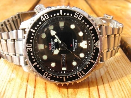 200m water resistant diving watch
